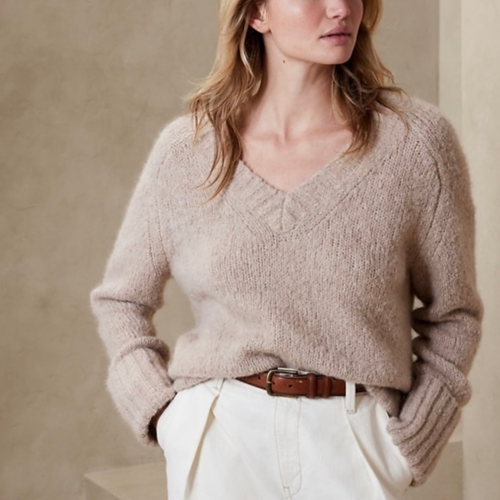 Banana Republic Women's V-Neck Sweater in Beige